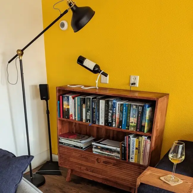 Boekenkast-met-klep-op-maat-onder-stopcontact
